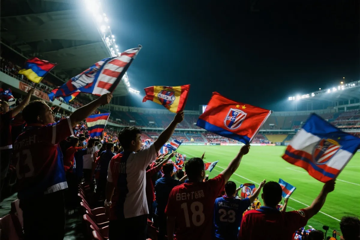 当世界杯足球点燃心潮：球迷的激情、泪水与跨文化共鸣